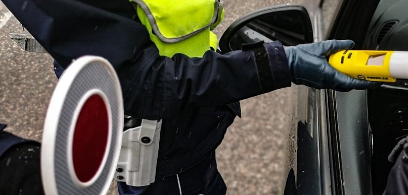 Świadkowie wybili szybę! Kierowca „spał” na skrzyżowaniu