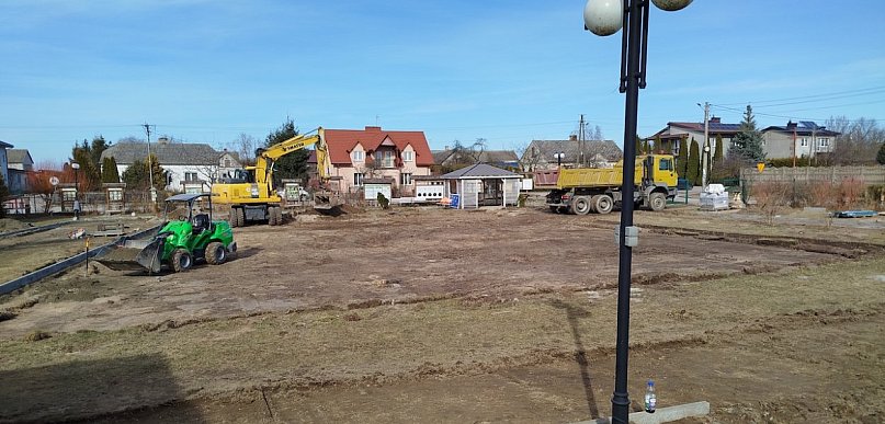 Ogrodzenie, alejki, zieleń… Obryte zmienia teren przy urzędzie