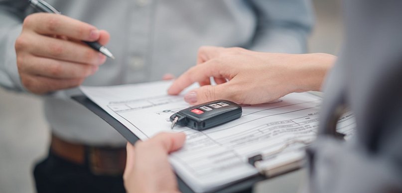 Wymagania przy wynajmie auta: jakie dokumenty musisz mieć przy sobie?