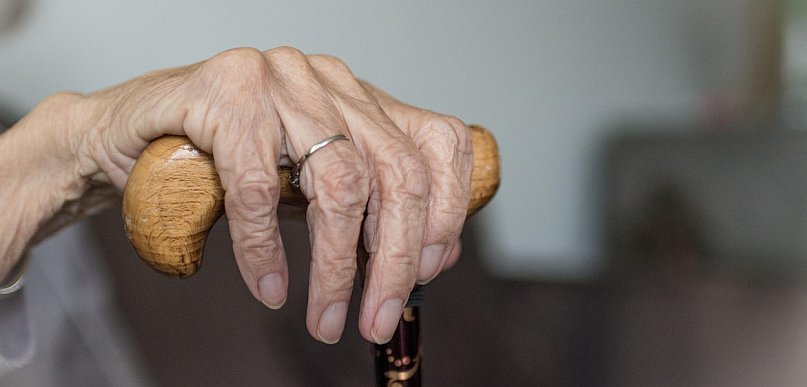 Zwaloryzowane świadczenie honorowe pobiera ponad 4 tys. stulatków