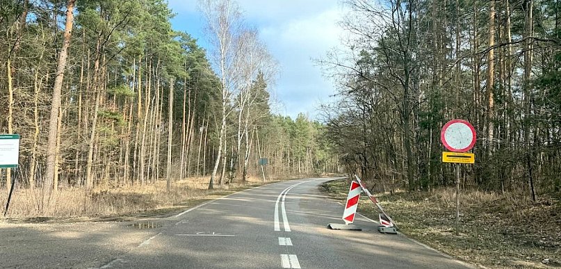 Od rana asfalt wjeżdża na drogę