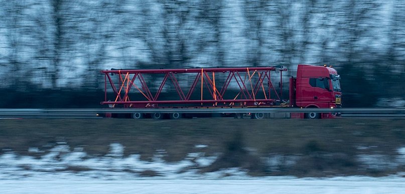 Przyczepy niskopodwoziowe – korzyści i zastosowanie w różnych branżach