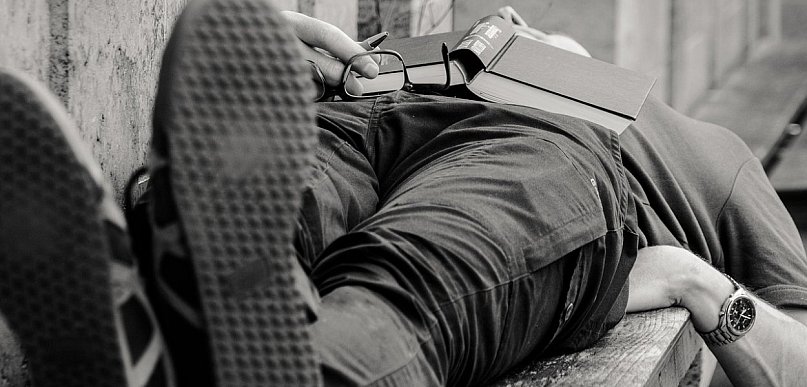 Długie drzemki seniorów powiązano z wyższą śmiertelnością