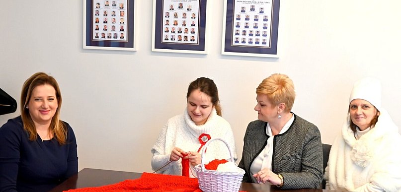 Biało-czerwony szal dla powstańczyni warszawskiej Haliny Rogozińskiej