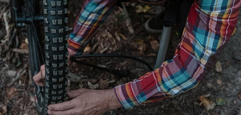 Jaka pompka do roweru będzie najlepsza? Modele elektryczne, nożne i ręczne.