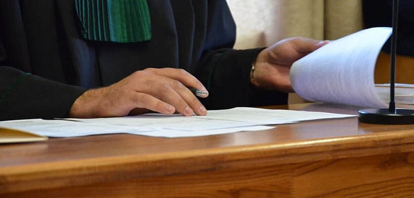 Ostrołęka. Zabił ojca głośnikiem; 35-latek skazany na 18 lat więzienia