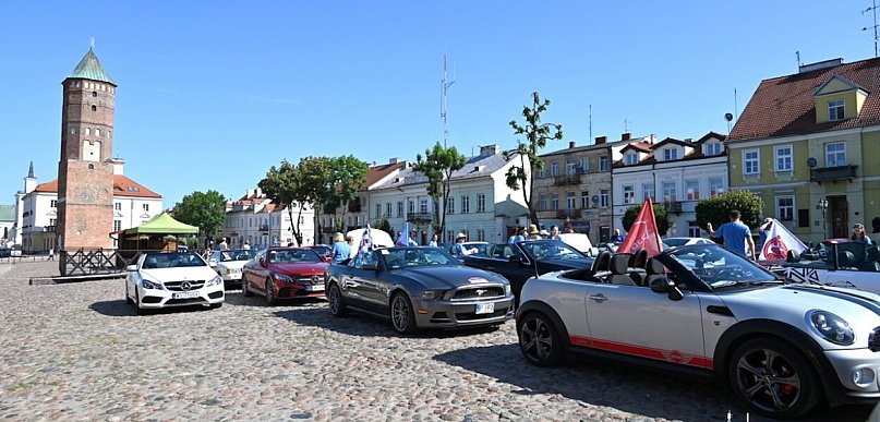 Ponad 60 załóg wystartowało z Pułtuska w Charytatywnym Rajdzie Cabrio 2026