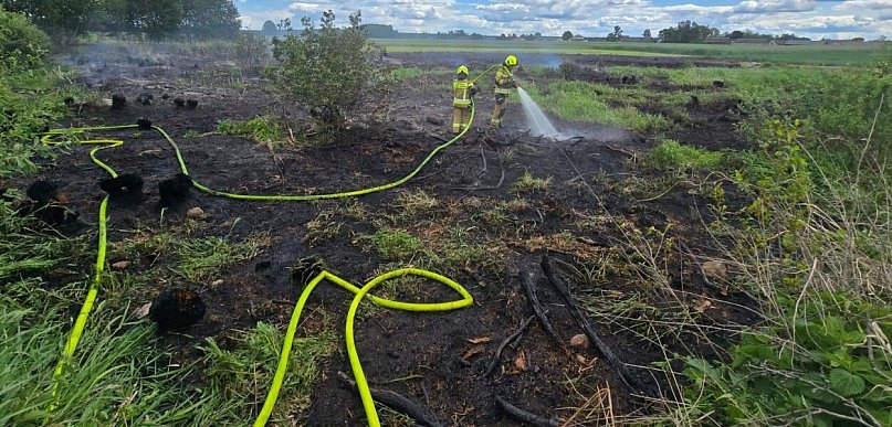 Płonące popołudnie pod Pułtuskiem. Strażacy jechali od akcji do akcji