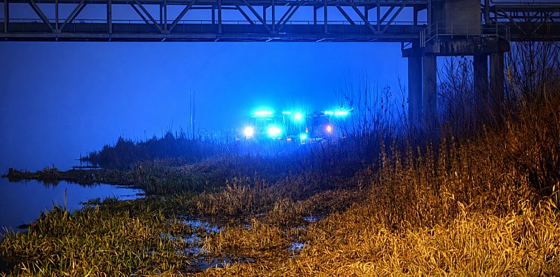 Samochód w Narwi! Akcja ratunkowa z udziałem płetwonurków - 34626