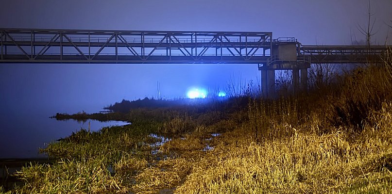 Samochód w Narwi! Trwa akcja ratunkowa - 34626