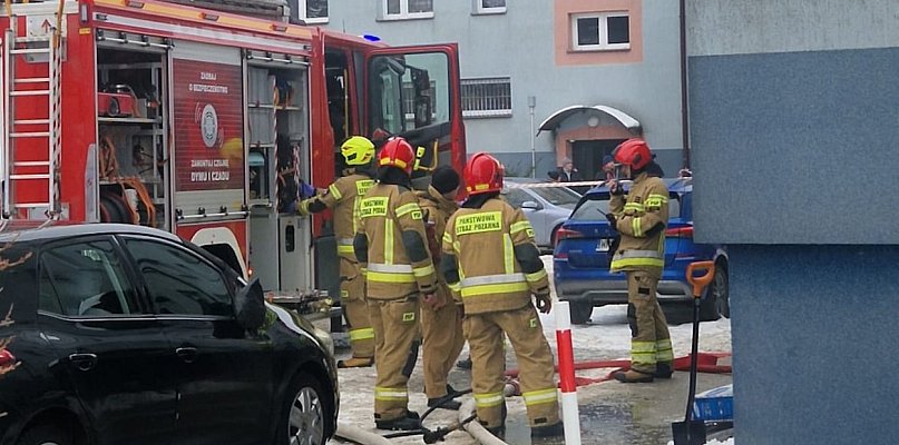 Alarm na Mickiewicza po 12:00! Kłęby dymu z piwnicy, podnośnik na miejscu