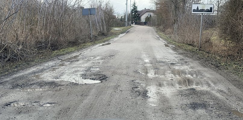 Po zimie wyszły dziury. Zobacz, co dzieje się na drogach powiatu