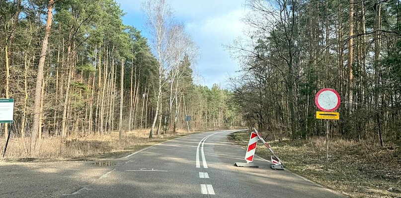 Od rana asfalt wjeżdża na drogę