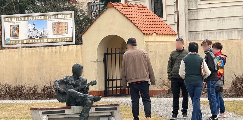 Ławeczka Klenczona w Pułtusku nie gra za darmo