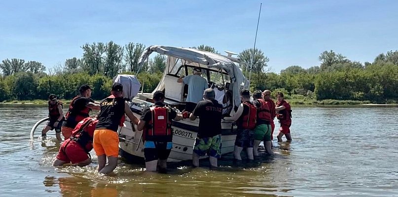 Dwie tony na mieliźnie i woda po kolana. Tak ratowano łódź z Pułtuska
