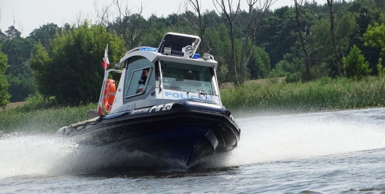 Patrol wodny na Narwi zatrzymuje ponton z niesfornym sternikiem