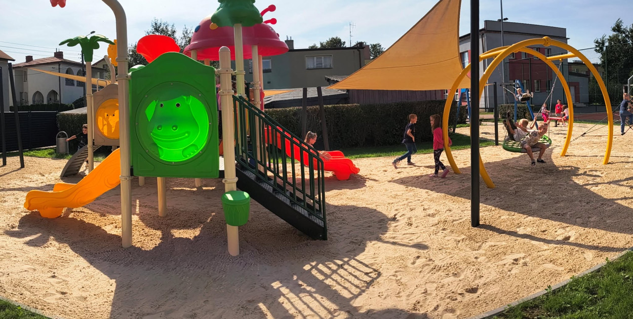 Nowoczesny plac zabaw przy Przedszkolu Miejskim nr 18 w Ostrołęce – realizacja Eco Pułtusk/ zdjęcie z FB Eco Pułtusk