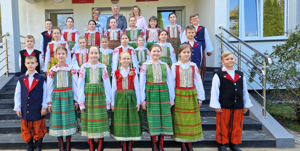 Młodzi członkowie zespołu „Dzieci Puszczy Białej” w Pniewie/ Zdjęcie: UG Zatory