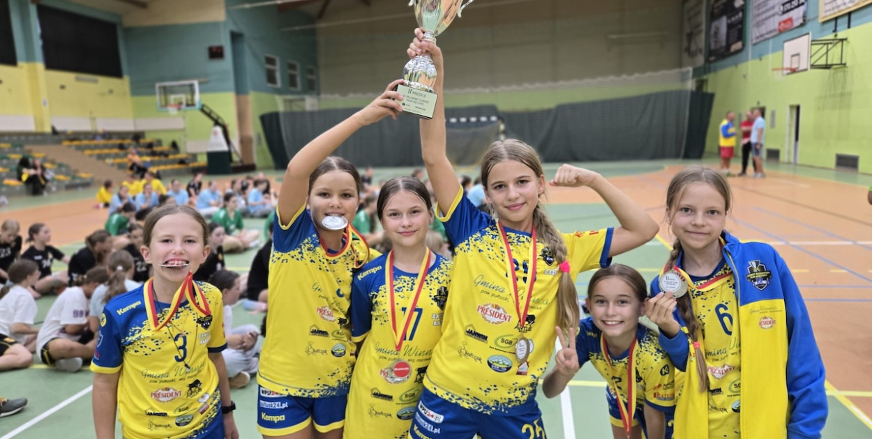 Dziewczęta z LUKS 19 Winnica