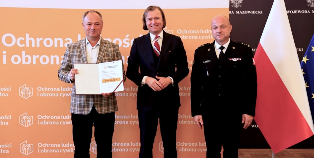 Starosta Jan Zalewski podpisał umowę na 530 tys. zł dla pułtuskiej straży pożarnej./ Zdjęcie: MUW