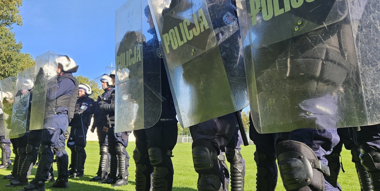 Policjanci z Pułtuska podczas dynamicznych ćwiczeń pododdziałów zwartych w Ciechanowie