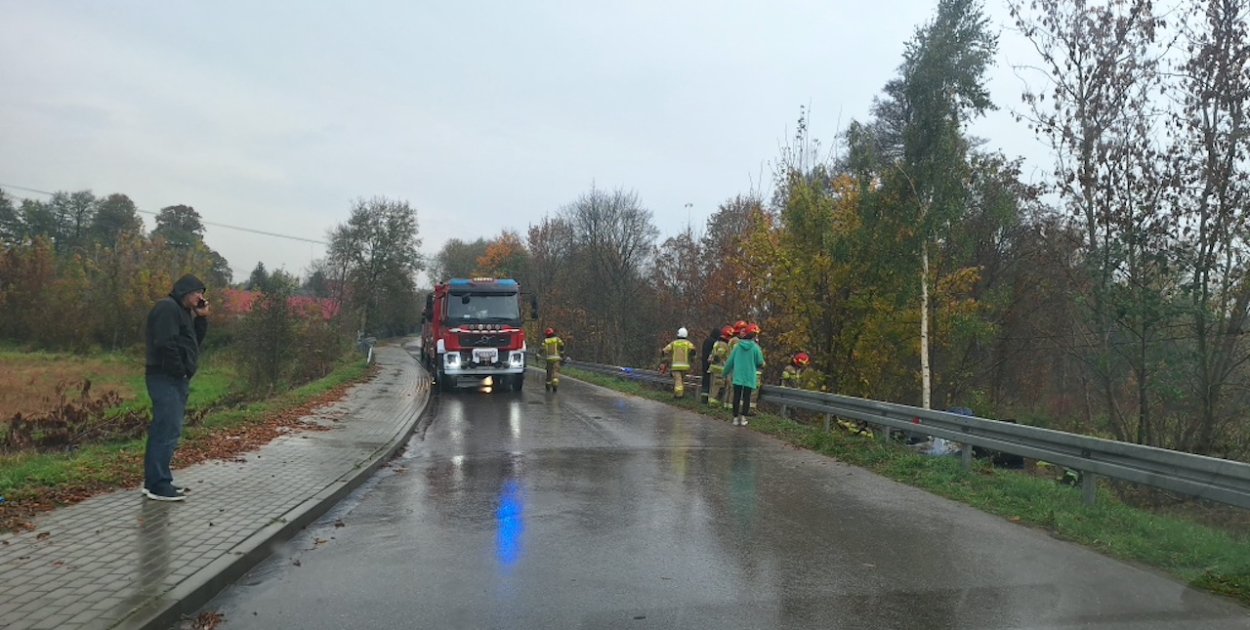Strażacy z JRG Pułtusk i OSP Pokrzywnica podczas akcji po wypadku drogowym