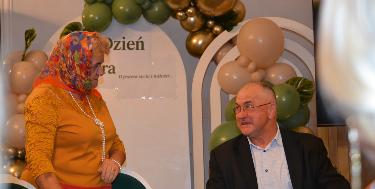 Seniorzy z Zator pokazali, że wiek to tylko liczba! 🎶❤️ Kabaret, poezja i śmiech do łez w „Zatorzance”! 🕺