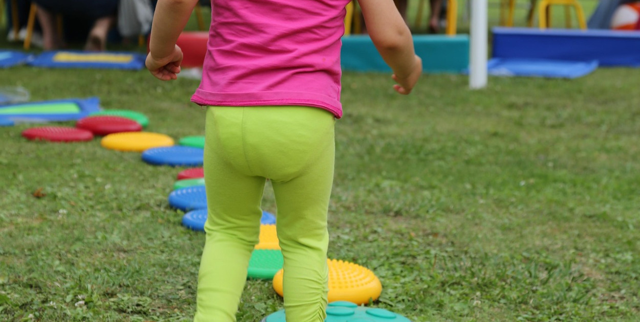 Obraz Carole LR z Pixabay/ Nowy plac zabaw przy Żłobku Miejskim w Pułtusku z bezpieczną nawierzchnią i drewnianymi zabawkami.