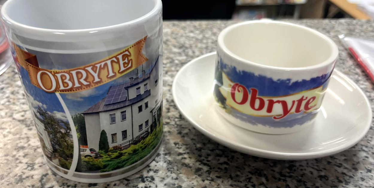 Tablica pełna kolorowych lokalnych gadżetów dostępnych w placówce pocztowej w Obrytem