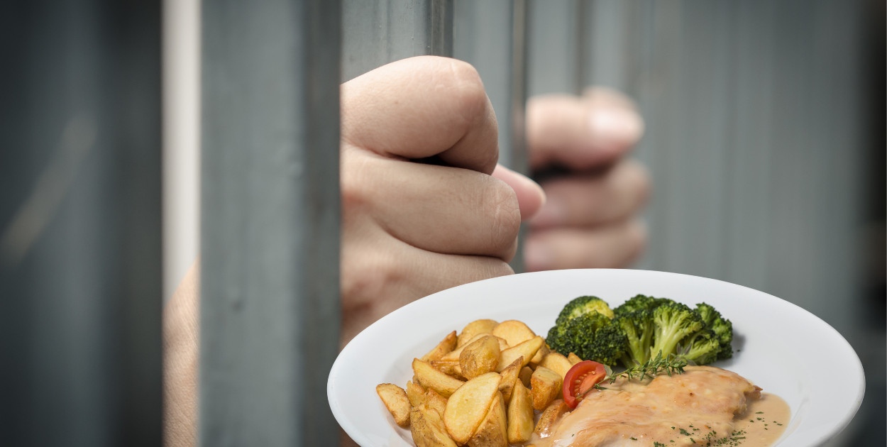 Jak karmione są osoby zatrzymane w KPP Pułtusk?