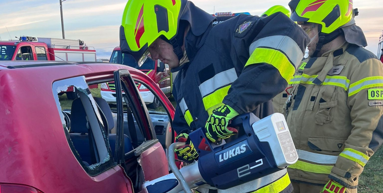 Strażacy testują elektryczne narzędzia Lukas podczas ćwiczeń na wrakach autt/ zdjęcie: OSP Drwały