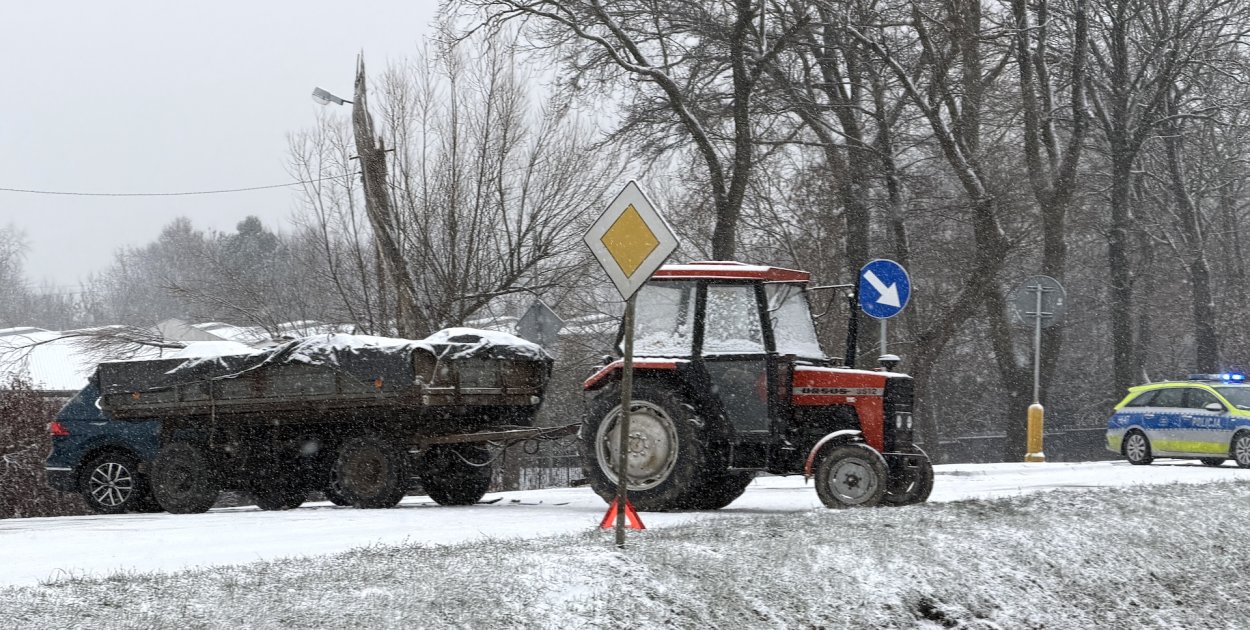 Kolizja ciągnika z osobówką na Popławach
