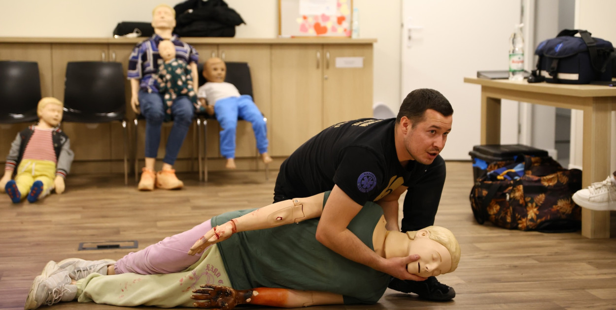 Ratownik Passio Poland pokazał mieszkańcom Pułtuska, jak prawidłowo prowadzić RKO na fantomie