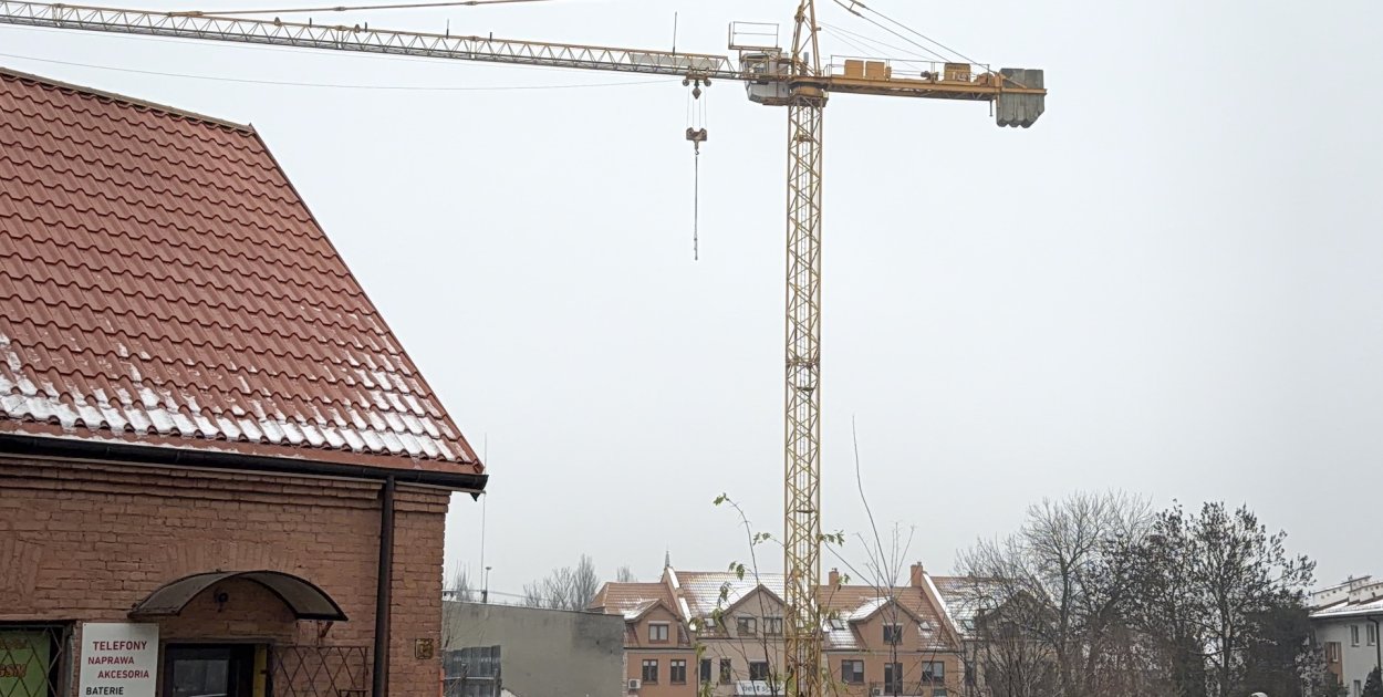 Żuraw budowlany nad terenem dawnej zajezdni autobusowej między Mickiewicza a Traugutta
