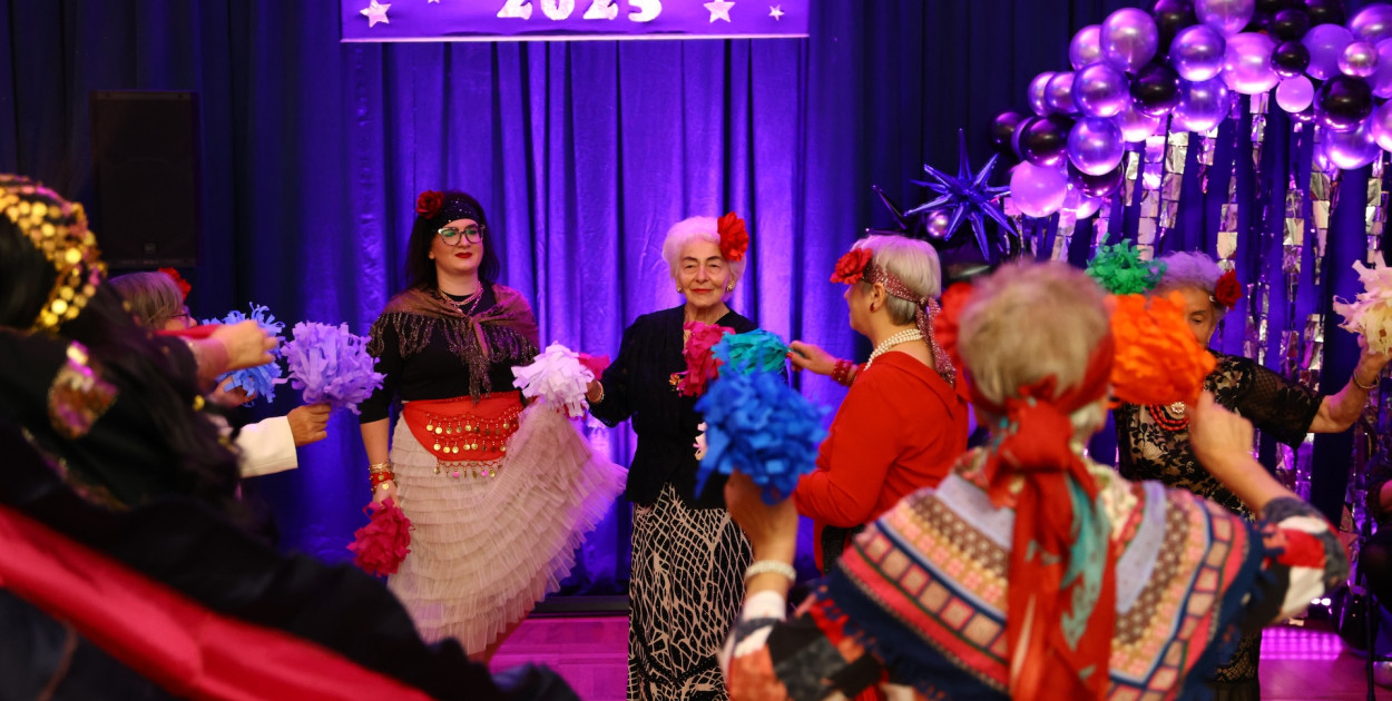 Seniorzy bawią się podczas Balu Andrzejkowego w Pułtusku, pełnego muzyki i wróżb