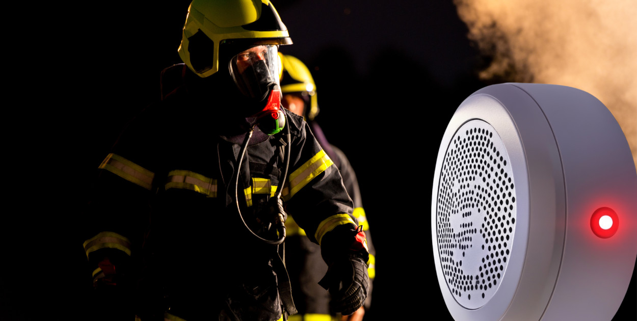 Strażacy OSP Drwały przygotowują darmowe czujki dymu i czadu dla mieszkańców