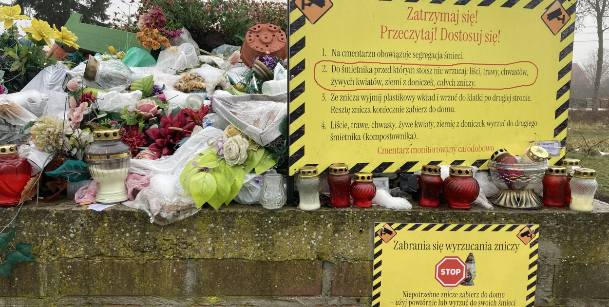 Bałagan przy pojemnikach na cmentarzu – problem, z którym parafie zmagają się od lat/ zdjęcie z profilu FB parafii w Winnicy