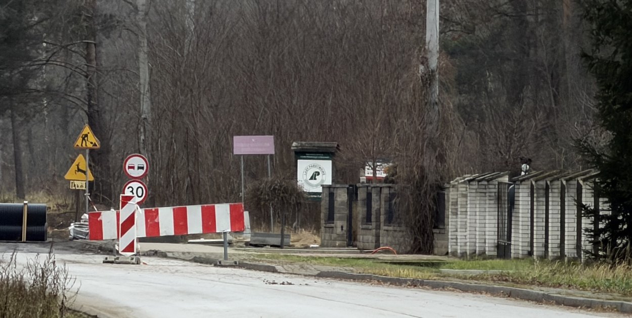 Prace drogowe na zamkniętej trasie Pułtusk–Psary z widocznymi zaporami