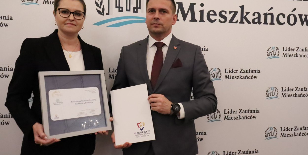 Zdjęcie: Powiat Pułtuski/ Dyrektor PCPR Pułtusk odbiera certyfikat Lider Zaufania Mieszkańców 2025.