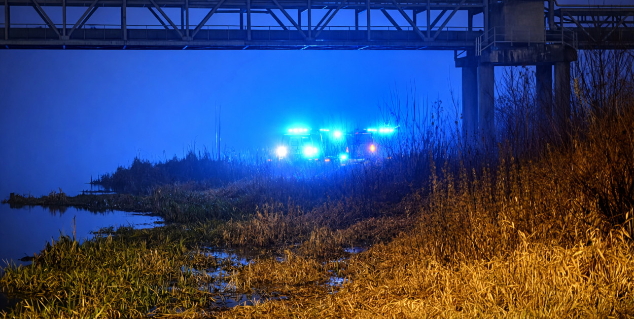 Strażacy PSP Pułtusk podczas akcji przy samochodzie zlokalizowanym w Narwi