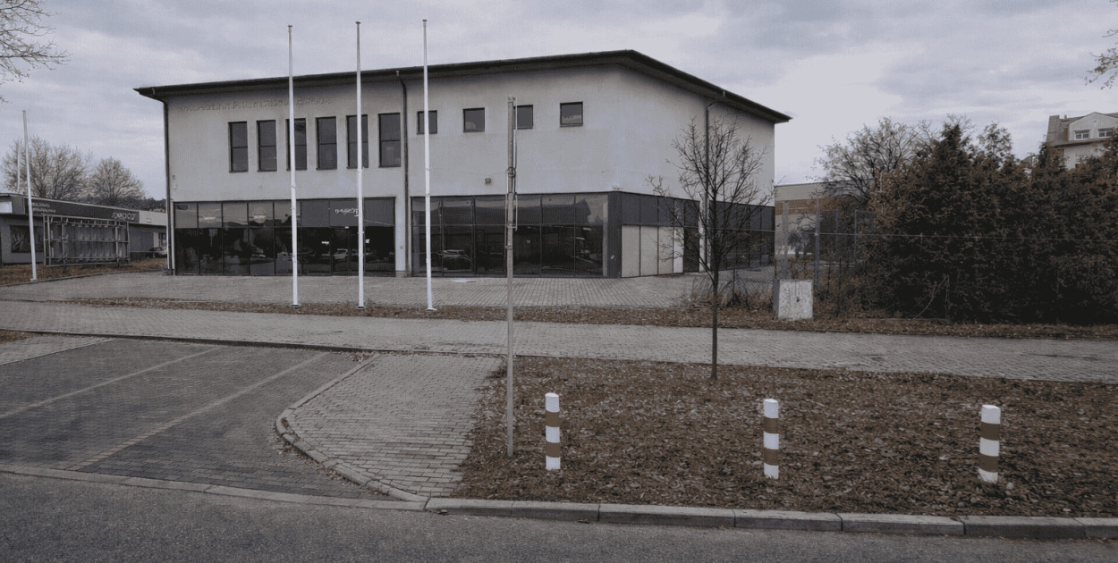 Nowoczesny budynek handlowo-usługowy przy ul. Jana Pawła II w Pułtusku