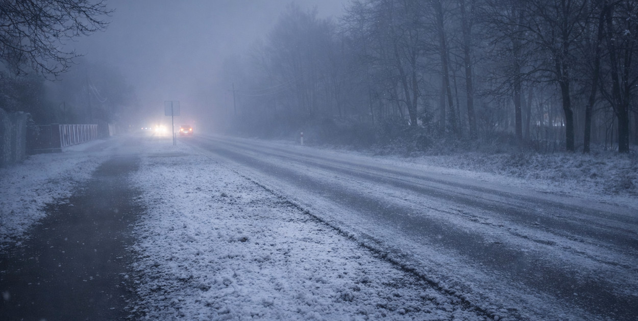 Zimowy Pułtusk pod niskimi chmurami. Mróz i świąteczna aura bez śniegu