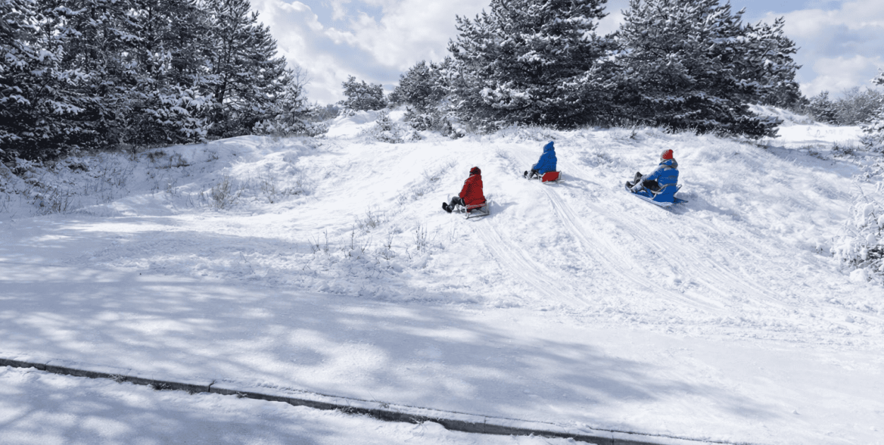 Zimowy Pułtusk pod śniegiem – czas na sanki, ale tylko w bezpiecznych miejscach.