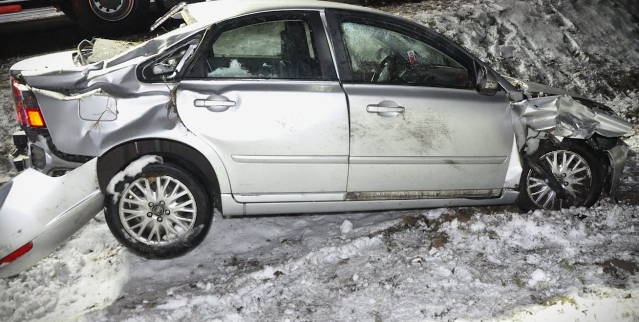 Volvo dachowało w przydrożnym rowie/ KPP Wyszków
