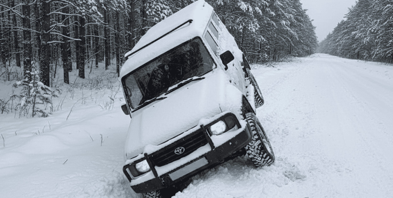 Interwencja w Szyszkach, gdzie pijany kierowca wjechał do rowu/ AI
