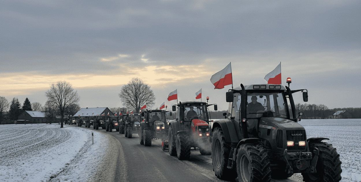 Ciągniki rolnicze podczas protestu – symbol sporu o wolność zgromadzeń/ AI