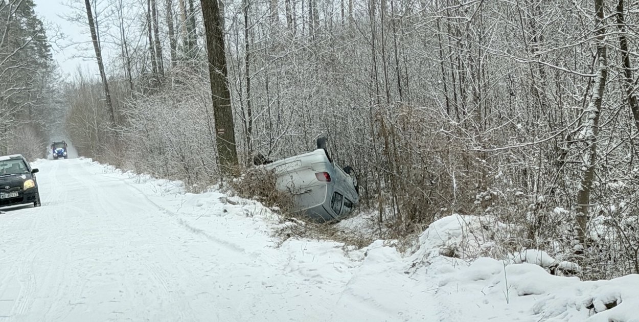 Samochód po dachowaniu na leśnej drodze między Bartodziejami a Obrytem