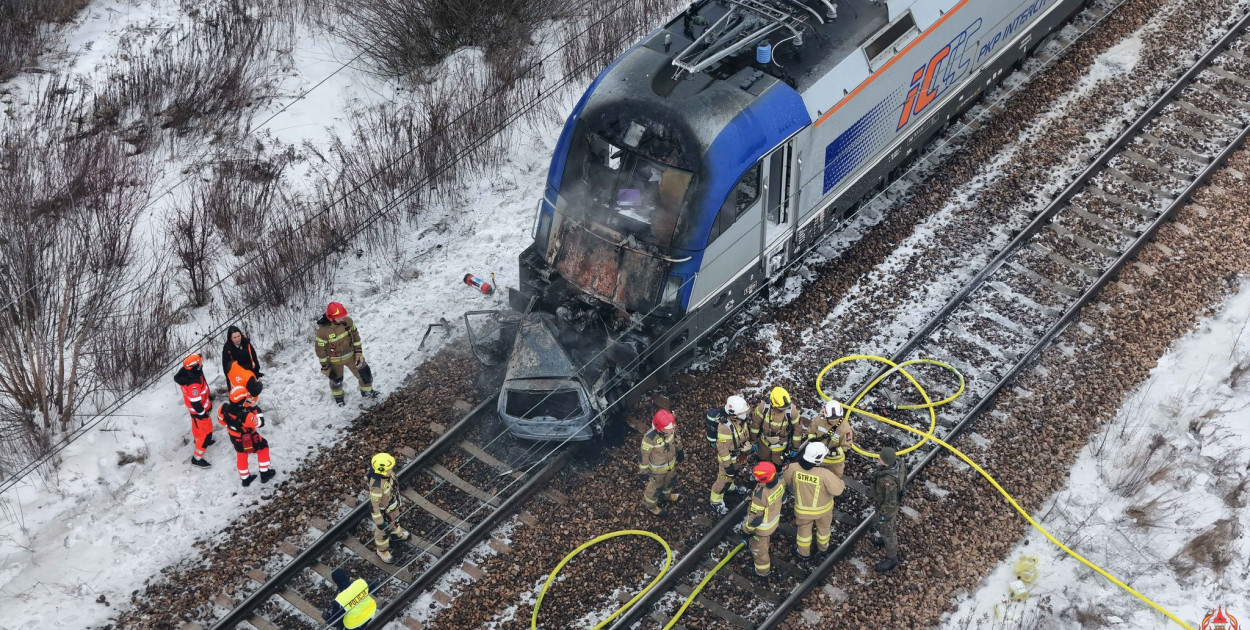 Ruch kolejowy wstrzymany; pociągi uderzyły w auto
