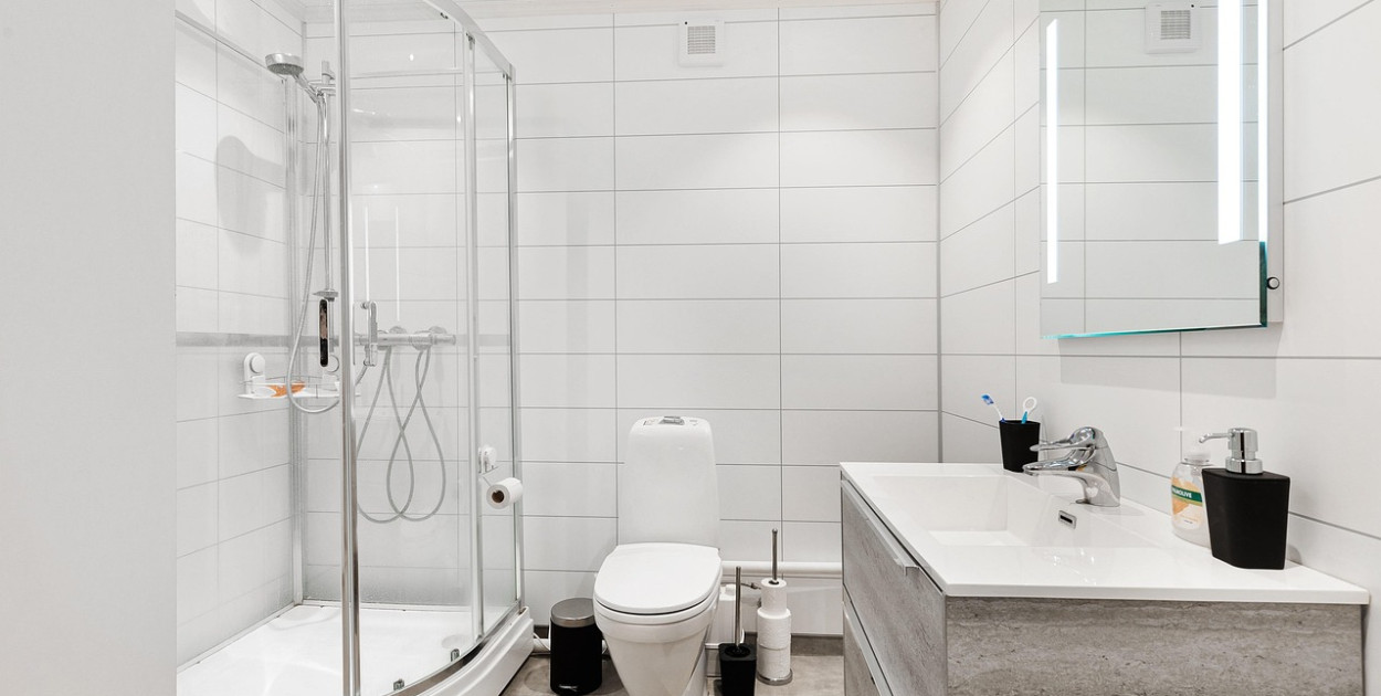 Czarne, złote czy chromowane? Najmodniejsze akcesoria łazienkowe sezonu