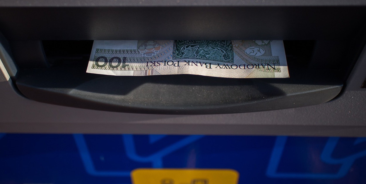 Średnia zarabia, mediana płacze. Oto prawda o pensjach